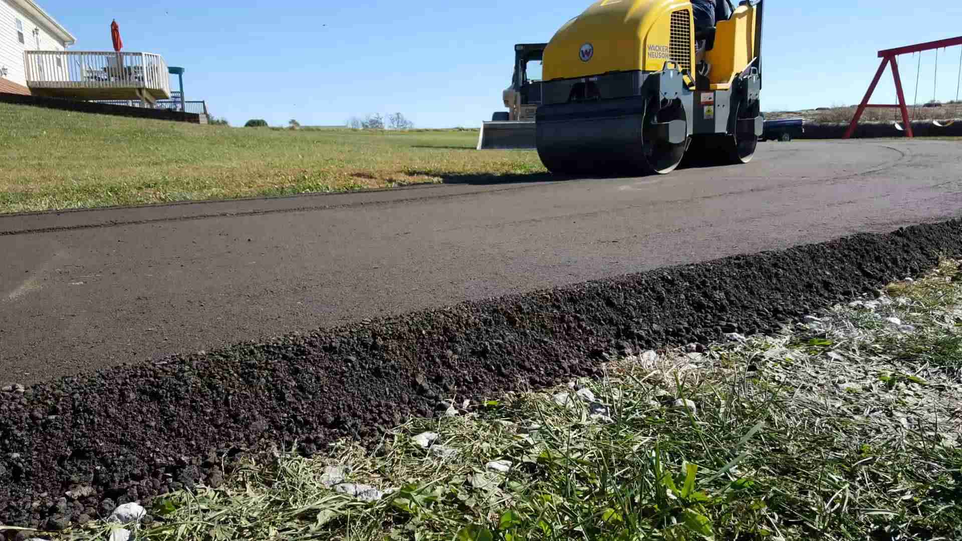Roller Compacting asphalt Millings